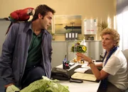 V.l.: Beat Marti als Adrian Furrer und Sibylle Courvoisier als Helen B&uuml;tikofer. B&uuml;rgerb&uuml;ro Anfangsschwierigkeiten (Folge 1-2)