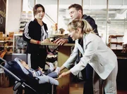 Dr. Vera Becker (Katharina M&uuml;ller-Elmau, li.) hat ihre Sympathien f&uuml;r Leo (Bernhard Schir) entdeckt, der ihr den f&uuml;rsorglichen Vater des kleinen Felix (Maximilian und Matthias B&auml;umler) vorgespielt hat. Das Auftauchen von Felix' Mutter Antonia (Anica Dobra) erzeugt einige Irritationen.