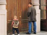 Sonny (Adam Sandler, r.) nimmt spontan den kleinen Julian (Cole/Dylan Sprouse, l.)  bei sich auf. Mit ungew&ouml;hnlichen Erziehungsmethoden schl&uuml;pft er in seine neue Rolle als Vater.