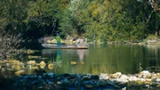 Der Grenzfluss Doubs kann bequem zu Fuss Kanu oder Fahrrad abgewandert werden.
