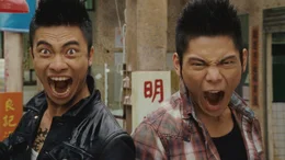 L - R: Chi-Kwan Fung als Pop Boy #1, Jacky Heung als Pop Boy #2