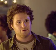 Ben Stone (Seth Rogen) ist zwar kein Teenie mehr, benimmt sich aber so. Mit seinen Freunden lebt er ziellos in den Tag hinein, kifft, was die Pfeife hergibt, widmet sich albernen Dingen, wie Trampolinspringen, und hofft, dass irgendwann das Gl&uuml;ck auch bei ihm an die T&uuml;r klopft ...