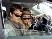 ARD DER MANN AN IHRER SEITE, Deutschland 2008, Regie Matthias Tiefenbacher, am Freitag (11.05.12) um 00:20 Uhr im Ersten. Mit seinem Freund Uwe (Michael Sideris, re.) spioniert Max (Oliver Mommsen) seiner Gattin hinterher.