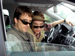 ARD DER MANN AN IHRER SEITE, Deutschland 2008, Regie Matthias Tiefenbacher, am Freitag (11.05.12) um 00:20 Uhr im Ersten. Mit seinem Freund Uwe (Michael Sideris, re.) spioniert Max (Oliver Mommsen) seiner Gattin hinterher.