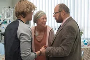 Angela Sorel (Jenny Schily, M) ist t&ouml;dlich erkrankt. Sie m&ouml;chte aber, dass die Familie zusammenh&auml;lt, und bittet ihren Sohn Leo Sorel (Jakub Gierszal, l) und ihren Ex-Mann Dr. Magnus Sorel (Axel Milberg, r) um Unterst&uuml;tzung.
