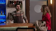 Matteo (Riccardo Angelini) wird von Emma mit einer &Uuml;berraschung von Nathalie (Amrei Haardt) abgelenkt.