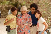 Philippe (Valentin Papoudof, M.) zeigt M&eacute;lissa (Sonia Rolland, l.), Ga&euml;lle (B&eacute;atrice de la Boulaye, r.) und Aur&eacute;lien (Julien B&eacute;ramis, 2.v.r.) ein Video des Opfers, welches m&ouml;glicherweise Hinweise auf die Hintergr&uuml;nde seines Mordes liefert.