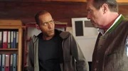Jerry Paulsen (Peter Marton, l.) kommt am Tatort an und sieht sich gemeinsam mit Benedikt Beissl (Andreas Giebel, r.) die Leiche an.