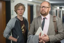 Leo Sorel (Jakub Gierszal, links) und Dr. Magnus Sorel (Axel Milberg, rechts) sind in gro&szlig;er Sorge um Leos Mutter; sie ist t&ouml;dlich erkrankt.