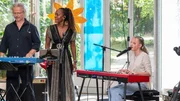 Die "Dein Song"-Kandidatin Neyla arbeitet im Songwriting-Camp mit Keyboarder Georg G&ouml;b und S&auml;ngerin Sherita Owusu-Tasa an ihrem Song "Unconditional".