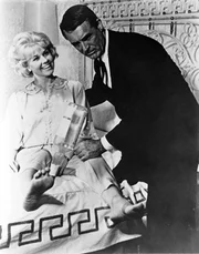 5. Philip Shayne (Cary Grant) ist ein attraktiver Mann in den besten Jahren, dem kaum eine Frau widerstehen kann. Er h&auml;tte nicht damit gerechnet, dass er sich ausgerechnet an Cathy Timberlake (Doris Day) "die Z&auml;hne ausbeissen" w&uuml;rde. Selbst eine spontane Reise auf die Bermudas hat nicht viel gebracht - Philip kommt einfach nicht auf seine Kosten...