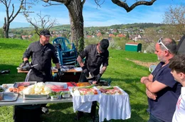 Gem&uuml;se, Fleisch oder Fisch &ndash; alles l&auml;sst sich im Freien entweder im Erdloch Barbecue oder &uuml;ber dem Lagerfeuer zubereiten.