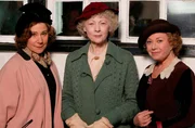 Letitia (l, Elaine Paige) und Bunny Dora (r, Zo&euml; Wanamaker) bekommen in ihrer Pension Besuch von Miss Marple (Mitte, Geraldine McEwan).