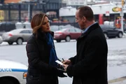 Detective Olivia Benson (Mariska Hargitay) und Detective Elliot Stabler (Christopher Meloni) beraten sich. Ein Vergewaltiger und M&ouml;rder hat es auf Mitarbeiter einer Weinhandelsfirma abgesehen.