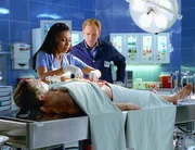 Alexx (Khandi Alexander) und Horatio (David Caruso) sehen sich den toten Jungen an, der eine Handvoll Ecstasy-Pillen geschluckt hat. Im Magen finden sie tats&auml;chlich eine unverdaute Tablette mit einem Logo darauf.