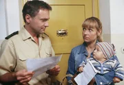 Der Polizist Leo (Bernhard Schir) bietet seiner Nachbarin Antonia (Anica Dobra) an, auf ihren kleinen Sohn Felix (Maximilian und Matthias B&auml;umler) aufzupassen.