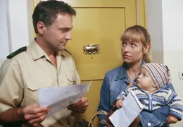 Der Polizist Leo (Bernhard Schir) bietet seiner Nachbarin Antonia (Anica Dobra) an, auf ihren kleinen Sohn Felix (Maximilian und Matthias B&auml;umler) aufzupassen.