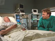 Otto Stein (Rolf Becker, li.) wird sich von seiner OP erholen. Martin (Bernhard Bettermann, re.) entschuldigt sich für sein unmögliches Benehmen. Otto Stein (Rolf Becker, li.) wird sich von seiner OP erholen. Martin (Bernhard Bettermann, re.) entschuldigt sich für sein unmögliches Benehmen.