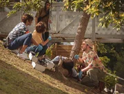 M&eacute;lissa (Sonia Rolland, l.), Ga&euml;lle (B&eacute;atrice de la Boulaye, 2.v.l.) und Philippe (Valentin Papoudof, r.) sind gerade dabei, gemeinsam die Leiche einer jungen Frau zu obduzieren, als sie pl&ouml;tzlich von der Jugendlichen Tha&iuml;s (Tya Deslauriers, 2.v.l.) gest&ouml;rt werden.