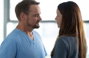 Dr. Marc Lindner (Christian Beermann, l.) und Alexandra Jansson (Kaja Schmidt-Tychsen, r.) kommen sich n&auml;her.