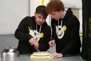Welches Team kann einen Kuchen in zehn gleich gro&szlig;e St&uuml;cke teilen, Jungs oder die M&auml;dchen? Einziges Hilfsmittel f&uuml;r Moritz (links) und Jona (rechts) ist ein Messer.