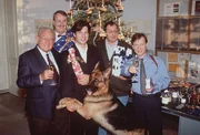 "Kommissar Rex", "Ein Engel auf vier Pfoten." W&auml;hrend im B&uuml;ro von Kommissar Moser Weihnachten eingeleitet wird, fallen auf einem Eishockeyplatz Sch&uuml;sse auf einen Angestellten, und ein kleiner Junge wird entf&uuml;hrt. Die Suche nach dem Kind f&uuml;hrt Moser und Rex in ein Reptilienhaus. Rex wird von einer Giftschlange gebissen. Inzwischen &auml;ndern die Entf&uuml;hrer ihren Plan. In der Nacht zum 24. Dezember erh&auml;lt Moser den entscheidenden Hinweis von einer kleinen Zeugin. Der Weihnachtsmorgen beginnt dramatisch. Im Bild (v.li.): Fritz Muliar (Max Koch), Gerhard Zemann (Dr. Leo Graf), Tobias Moretti (Richie Moser), Wolf Bachofner (Peter H&ouml;llerer), Heinz Weixelbraun (Christian B&ouml;ck).