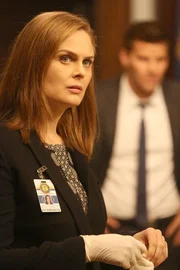 Brennan (Emily Deschanel) und Booth (David Boreanaz) setzen alles daran, den M&ouml;rder von Sweets zu finden.