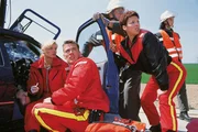 Dr. Kollmann (Anja Freese, l.), Ralf Staller (Wolfgang Krewe) und Biggi Schwerin (Sabine Petzl) wollen sich gerade um den im Auto eingeklemmten Verletzen k&uuml;mmern, als sie pl&ouml;tzlich eine laute Explosion h&ouml;ren...