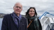 Schauspieler und Entertainer Harald Schmidt und Kulturplatzhost Nina Mavis Brunner auf dem Ausflugsschiff; Kulturplatz Ein Tag mit Aktivrentner Harald Schmidt