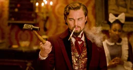 L&auml;sst nicht nur seine Sklaven auf Leben und Tod gegeneinander k&auml;mpfen, sondern legt auch selbst mal gerne Hand an, um deutlich zu machen, wer hier Sklave und wer der Herr ist: Plantagenbesitzer Calvin Candie (Leonardo DiCaprio) ...