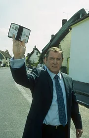 Mit Inspector Tom Barnaby (John Nettles) ist während einer Mordermittlung nicht gut Kirschen essen. Mit Inspector Tom Barnaby (John Nettles) ist während einer Mordermittlung nicht gut Kirschen essen.