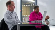 Hudson (Jonjo O'Neill) und Nicola Miller (Pamela Nomvete) vernehmen die Einsatzleiterin. Hudson (Jonjo O'Neill) und Nicola Miller (Pamela Nomvete) vernehmen die Einsatzleiterin.
