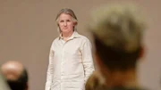 Nora Zoglauer will wissen, was es mit Bracos &bdquo;gebendem Blick&ldquo; auf sich hat.