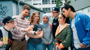 Stimpel (Phil Laude) plant einen Tanzkurs und zeigt Robert (Tim Alberti), Annika (Mathilda Smidt), Dilara (Jansel Dogan), Trip (Vincent Hahnen), Kira (Derya Dilber) und Osman (Mido Kotaini) stolz die Bilder von ihm selbst und seiner Freundin beim Abschlussball