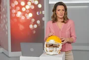 Kopfverletzungen sind ein lange untersch&auml;tztes, riesiges Problem im Sport. Beim American Football versuchen Forschende, den Gefahren mit einem besonderen Helm entgegenzuwirken. Dank intelligenter Technik k&ouml;nnen hier Gehirnersch&uuml;tterungen fr&uuml;hzeitig erkannt werden. Wie das funktioniert, erkl&auml;rt Anja Reschke bei &bdquo;Wissen vor acht &ndash; Zukunft&ldquo;.
