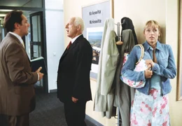 George Kriewitz (Max Gertsch) verschweigt seinem Vater Kriewitz Senior (Arnulf Schumacher, Mitte), dass er mit Antonia (Anica Dobra) ein Kind hat.