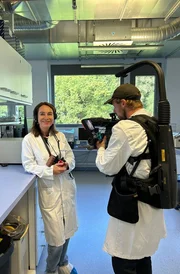 Autorin Ulrike Rei&szlig; und Kameramann Marcus Zahn bei Dreharbeiten im Universit&auml;tsklinikum Augsburg.