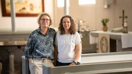 Vater bekannt &ndash; ein Samenspender und seine 30 Kinder Tina und Tanja (M&uuml;tter von Hugo) in der Kirche beim Interview.