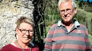 Ihr Garten liegt oberhalb des Waadtl&auml;nder D&ouml;rfchens Rossini&egrave;re auf einer Alp auf 1300 Meter &uuml;ber Meer.; Hinter den Hecken Berggarten in Rossini&egrave;re VD Staffel 1, Episode 3 Edith Basler und Martin Vogelsang: Ihr Garten liegt oberhalb des Waadtl&auml;nder D&ouml;rfchens Rossini&egrave;re auf einer Alp auf 1300 Meter &uuml;ber Meer.