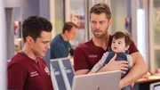 Luke Mitchell als Dr. Mitch Ripley; Chicago Med Staffel 10 Folge 21 Ungewohnte Aufgabe: Darren Barnet als Dr. John Frost, Luke Mitchell als Dr. Mitch Ripley