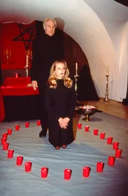 Anne (Nadeshda Brennicke) mit Sektenf&uuml;hrer Norton (David Cameron) vor dem Satansritual.