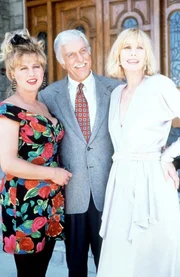 Dr. Sloan (Dick Van Dyke, M.) freut sich mit seiner alten Bekannten Irene (Sally Kellerman, r.) und ihrer Rivalin Marilyn (Victoria Jackson, l.).
