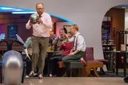 Dr. Magnus Sorel (Axel Milberg) und seine Freunde entspannen beim abendlichen Bowlen.