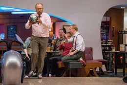 Dr. Magnus Sorel (Axel Milberg) und seine Freunde entspannen beim abendlichen Bowlen.