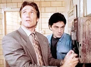 Steve (Barry Van Dyke, l.) und Jack (Scott Baio, r.) sitzen in einem Waschraum in der Falle.