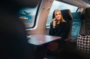 Kira Geiss ist viel unterwegs, auf jeder Zugfahrt h&ouml;rt sie Sprachnachrichten ab und schreibt SMSen