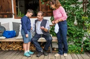 Benedikt Beissl (Andreas Giebel, M.) und Elisabeth Beissl (Barbara Weinzierl, r.) bringen dem kleinen Luis Strasser (Thomas Walch, l.) bei, was es hei&szlig;t, dranzubleiben und f&uuml;r seine Ziele zu k&auml;mpfen.
