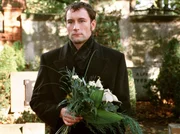 Abschiedsblicke: Tobias (Heikko Deutschmann) besucht das Grab seines Liebhabers.