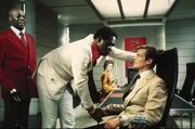 James Bond (Roger Moore) befindet sich in der Gefangenschaft von Mr. Big (Yaphet Kotto), Solitaire (Jane Seymour, im Hintergrund)) &uuml;berlegt, wie sie ihm helfen kann.