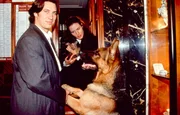 Kommissar Richie Moser (Tobias Moretti) und Rex schenken der blinden Brigitte Heinrich (Maria von Blumencron) einen Sch&auml;ferhundwelpen.